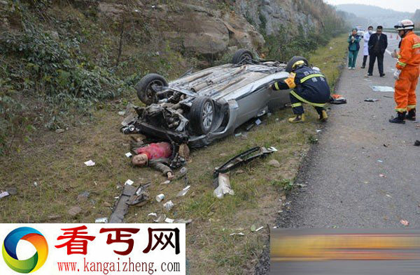 轿车失控撞上路边山体致全车人死亡