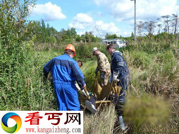 一人被高压电电死倒挂在电线塔上