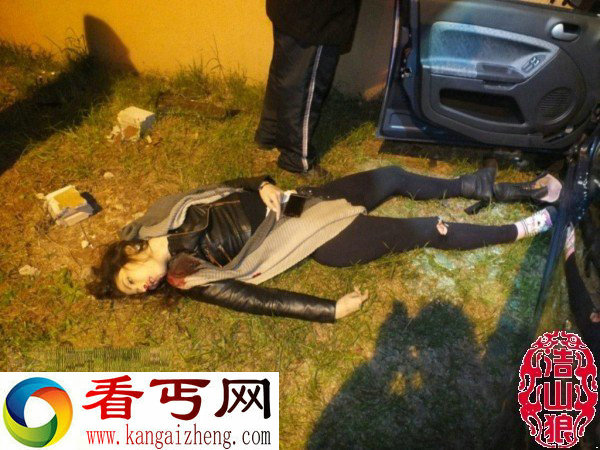 外国一窈窕女郎车速过快撞墙身亡