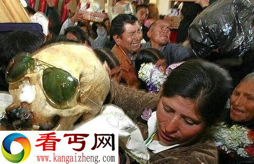 恐怖！教堂信徒竟挖出亲人的人头骨来祈福