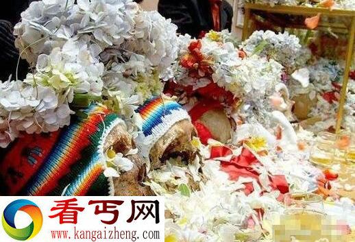 恐怖！教堂信徒竟挖出亲人的人头骨来祈福