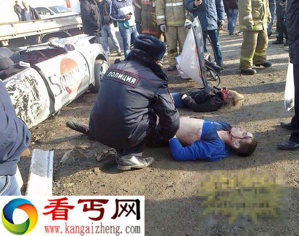 小轿车撞电线杆撞断成两截 一男一女乘客当场死亡