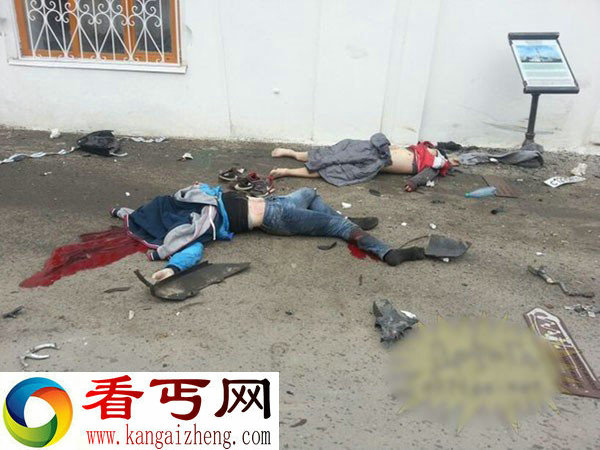 奔驰超速撞碎马自达车尾 致两乘客飞出车外惨死