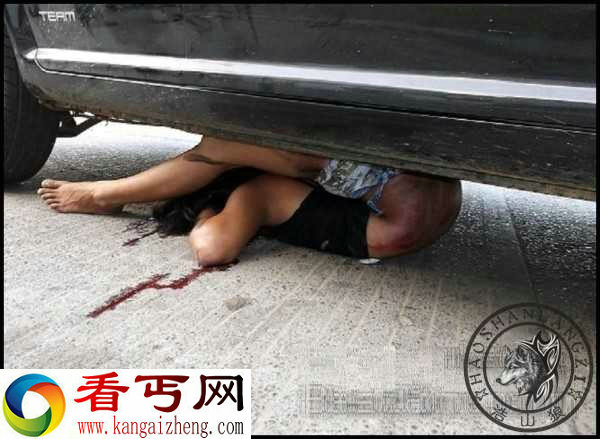 失控轿车撞上摩托车夫妻 女子被折叠卷入车底挤死