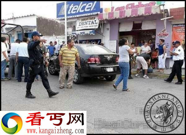 失控轿车撞上摩托车夫妻 女子被折叠卷入车底挤死