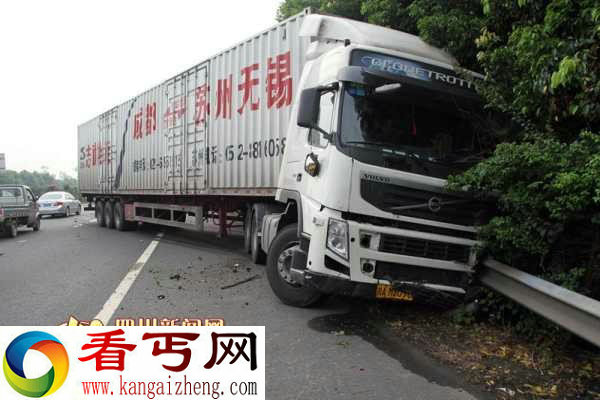 成南告诉发现惨烈现场挂车冲破护栏撞上越野车两人致死