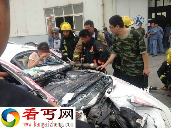奇迹！青岛轿车被半挂车压扁 车内两人毫发无伤