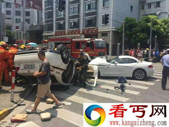 上海宝马撞翻警车 两警察受伤