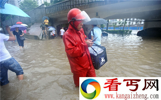 武汉街道成水路 外卖小哥乘船送餐