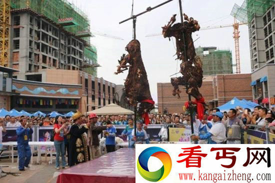 甘肃市民排队吃吉尼斯纪录创造者烤全驼 