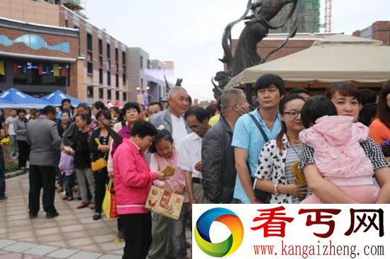 甘肃市民排队吃吉尼斯纪录创造者烤全驼 