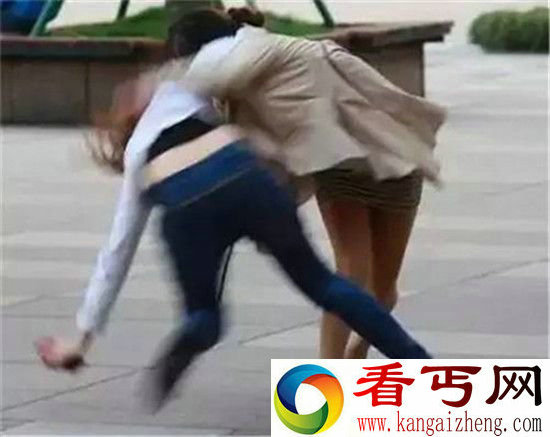 二女为挣一男当街撕衣谁赢了谁跟我