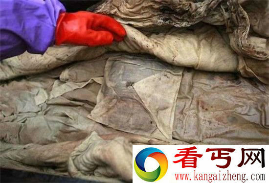 工地挖出700年前神秘木箱 惊现无名女尸!