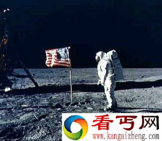 阿波罗11号宇航员奥尔德林正在和美国国旗合影