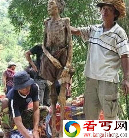 印尼神秘赶尸人 黑魔法驱赶尸体步行前往坟墓