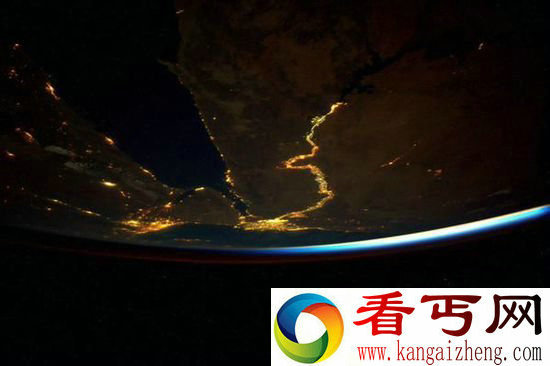 宇航员在宇宙中拍摄地球尼罗河夜景惊艳