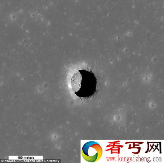 静海的撞击坑图片显示，在平坦的洞底有一些大石块。这张由月球勘测轨道器上的窄角相机拍摄的图片宽400米，向上是北。