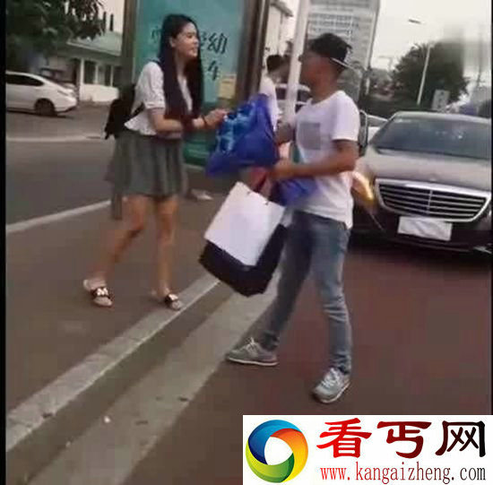 男子开奔驰求婚女子拒绝只愿坐男友的电动车