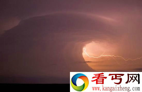 组图摄影爱好者冒死 用镜头记录超级单体风暴