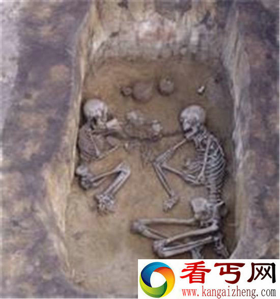 3500年前情侣墓现世 尸骨手挽手恩爱长眠