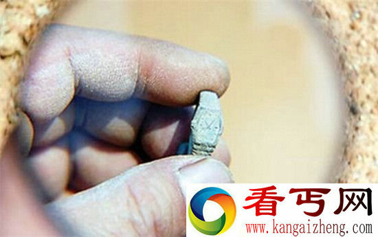 百年古墓三大谜团 墓坑竟有手表？