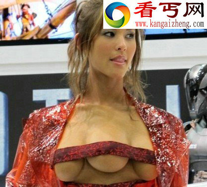 奇闻异事长着三个乳房的美女模特