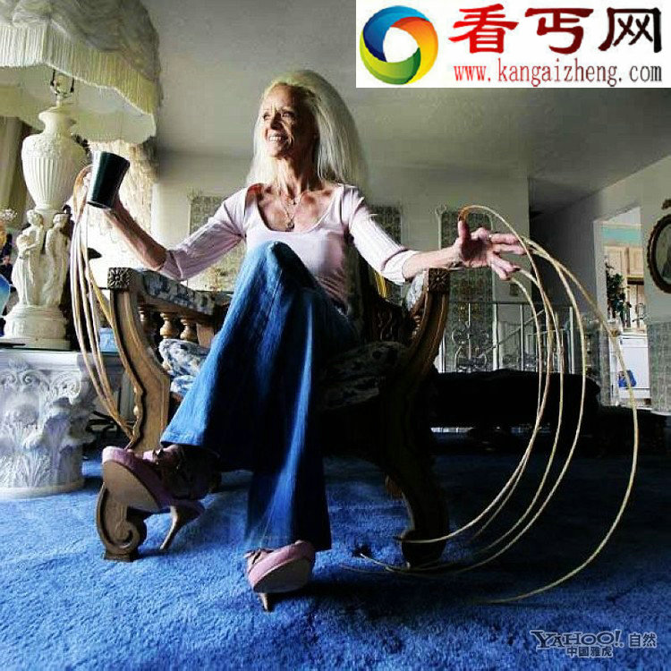 世界上最长的指甲（约84厘米）