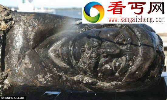 四百年前沉船雕刻着胡须武士