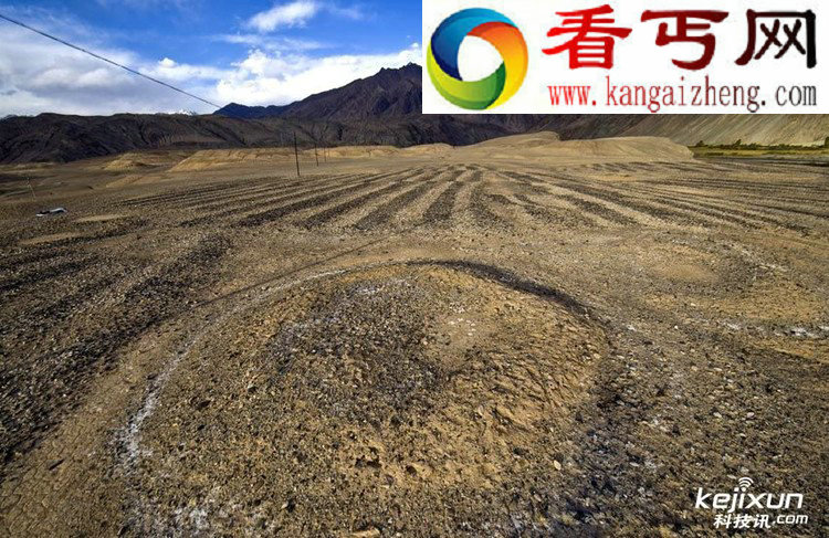 考古学家新疆发掘千年黑白石墓葬群