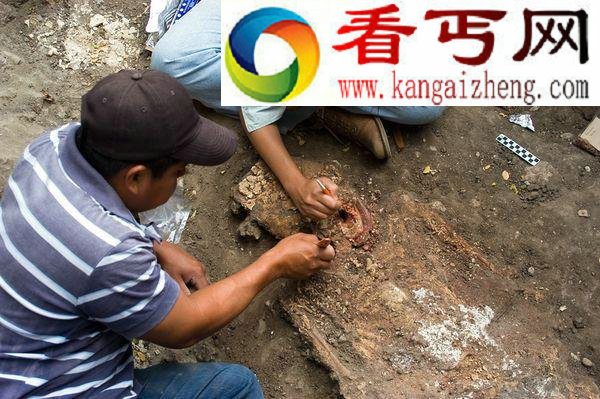 墨西哥发现2700年前金字塔式坟墓(组图) 