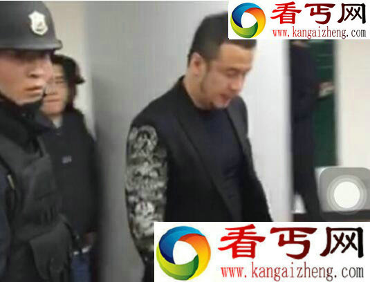 杨坤吸毒被抓照片曝光，杨坤已澄清是被保安护送