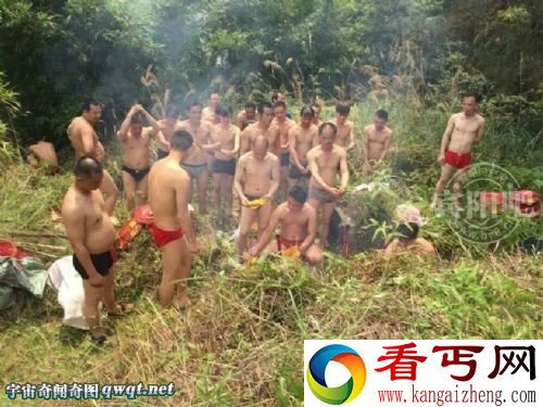 广西壮男集体裸上身穿短裤扫墓 太另类